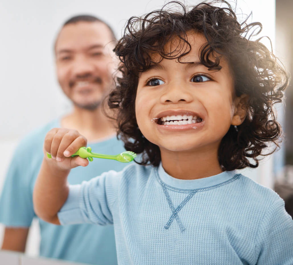 Niño cepillarse los dientes